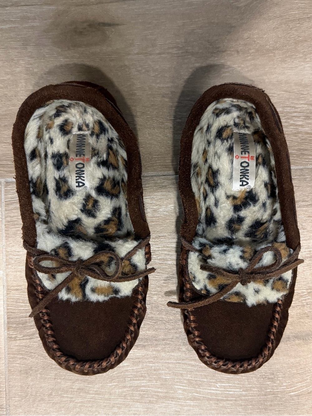 Minnetonka Brown Leather Moccasin Slippers with Leopard Faux-Fur Lining
